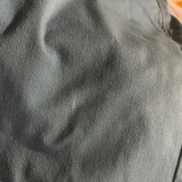 Excellent barely worn, 10" inseam, small white mark on left thigh - Picture 4 of 4